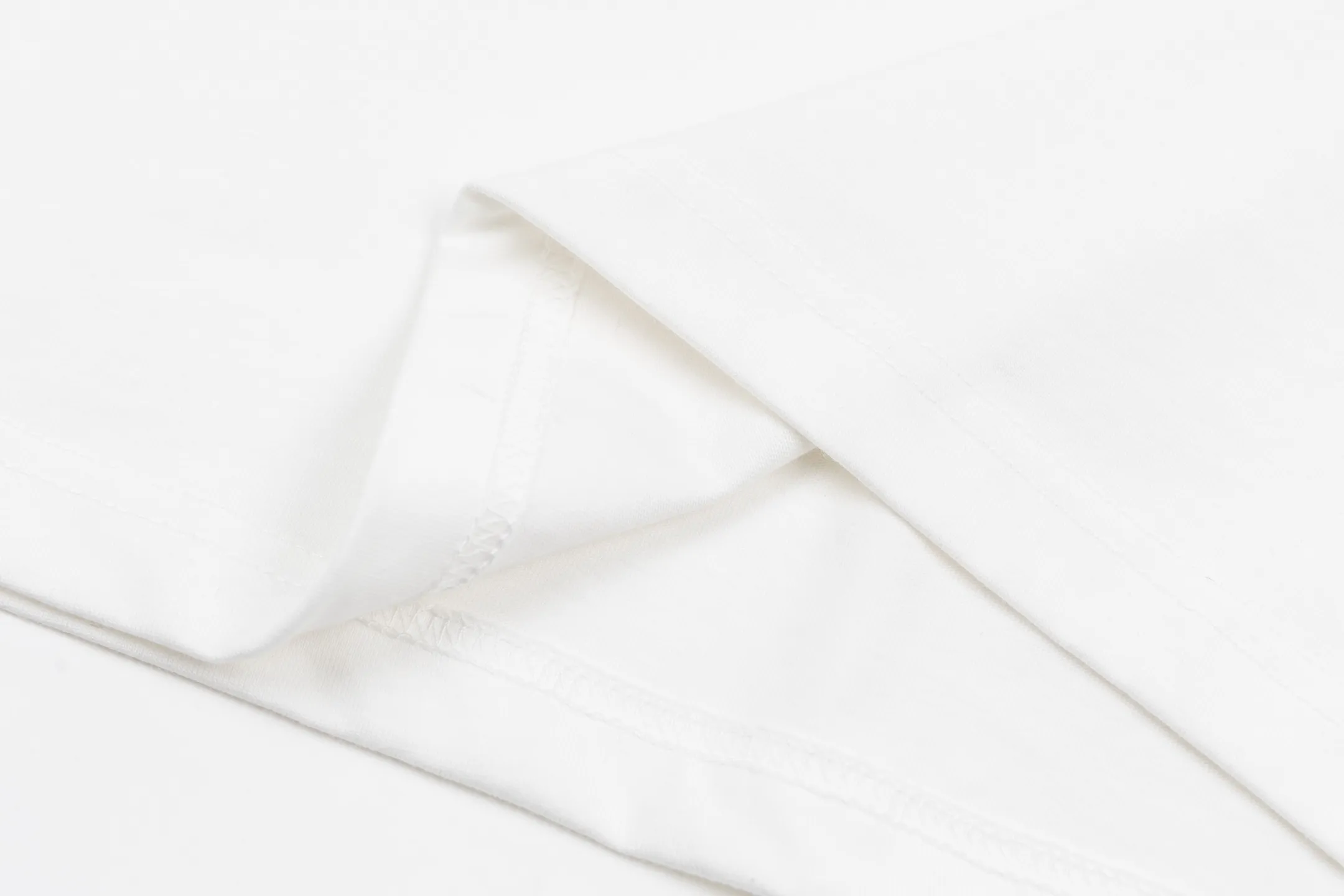 🅿️280 1v 25FW hand-signed letter embroidered short sleeves. The fabric is made of 12S 230g plain cotton fabric, and the rib is made of 32S 300g double yarn stretch rib. This cotton T-shirt is made of soft wool-like yarn, with logos and letters embroidered on the front and back, creating a visual effect that resembles a knitted texture. Suitable for matching with various casual styles, showing fun and elegant style. The fabric is made of 12S cotton to ensure breathability and softness for daily wear. The high-density ribbing on the neckline improves elasticity and deformation resistance through a double yarn structure and higher weight, forming a practical structure of "primary flexibility and supplementary toughness". Flat stitch embroidery three-dimensional craft is a special embroidery technique that uses flat stitch to create embroidery with a three-dimensional feel. This process creates a richer three-dimensional effect and layering by precisely controlling the depth and angle of the stitches and increasing the density and length. Size:XS-S-M-L